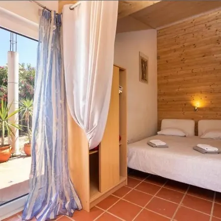 Oceanfront - 8 Rooms, 2 Kitchens With Pool, Billiard Table And Beach-volleyball Court Villa