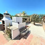 Вилла Oceanfront - 8 Rooms, 2 Kitchens With Pool, Billiard Table And Beach-volleyball Court Карвоейру