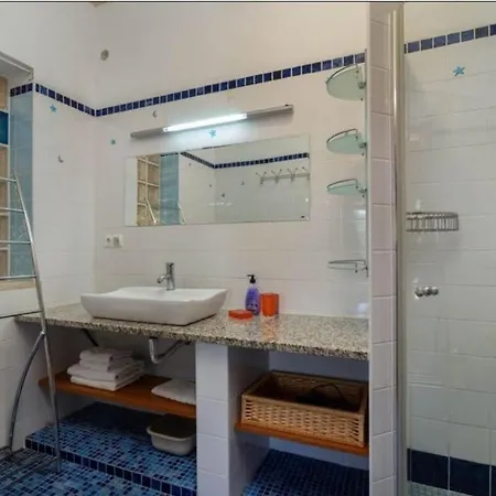 Oceanfront - 8 Rooms, 2 Kitchens With Pool, Billiard Table And Beach-volleyball Court Villa