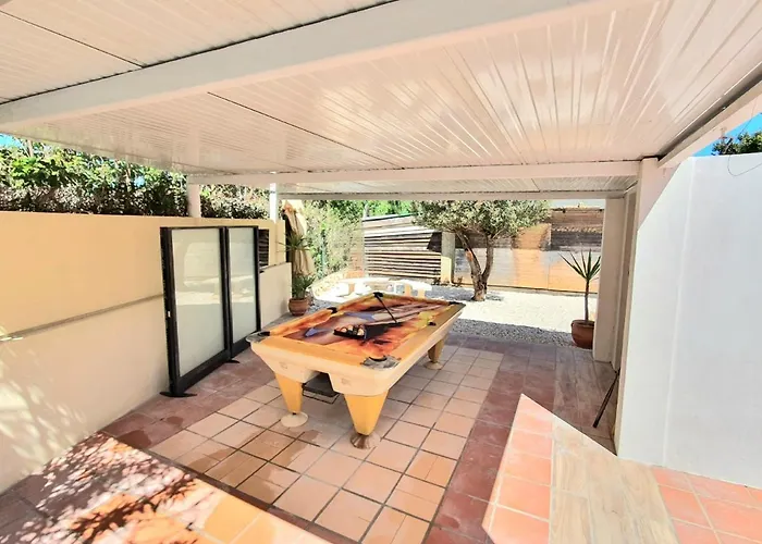 Oceanfront - 8 Rooms, 2 Kitchens With Pool, Billiard Table And Beach-volleyball Court